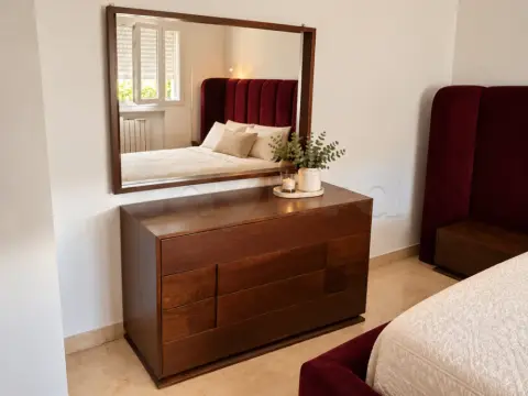 Coiffeuse avec grand miroir + 2 tables de chevet – Très bon état