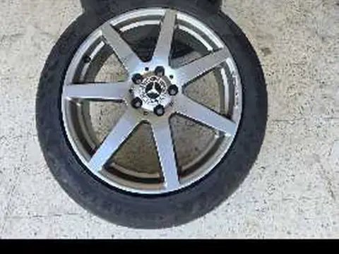4 jantes AMG d'origine 18 pouces pour Mercedes, incluant 2 pneus Continental 235/45/18 excellent éta