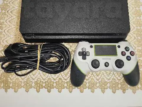Ps4 slim patché + 12 jeux