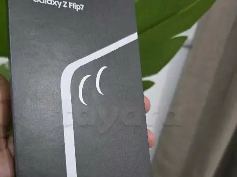 Galaxy Z Flip 7 256Gb JetBlack Cacheté