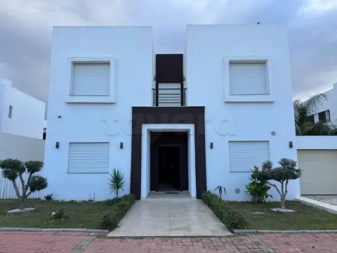À louer belle villa S+4 avec piscine