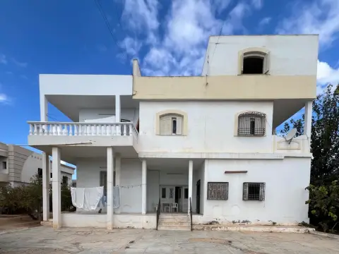 🏡 للبيع: طابق أرضي بطريق منزل شاكر كم 4 زنقة ولها قرب  Saisir le titre  Un titre percutant attirera