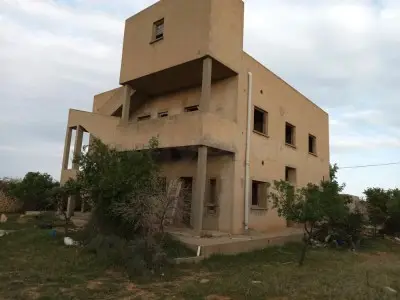Terrain à vendre avec une villa inachevée de deux étages séparés