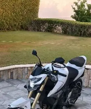 SUZUKI GSR 750 NEUUUUF