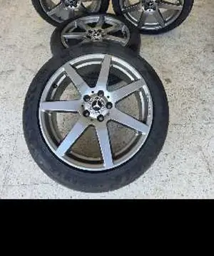4 jantes AMG d'origine 18 pouces pour Mercedes, incluant 2 pneus Continental 235/45/18 excellent état et 2 pneus Debica 225/45/18 bon état ⚠️ Tel ☎️29 773 770 جنط بالعجالي نظاف Largeurs jantes 2 (8,5)