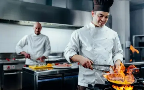RECHERCHE CUISINIER / CUISINIÈRE À DOMICILE – HAMMAMET (TUNISIE)