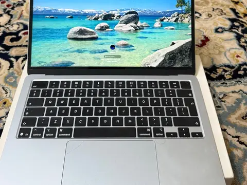 MacBook Air M4 – 16GB/256GB – بطارية 100% – مع العلبة كاملة