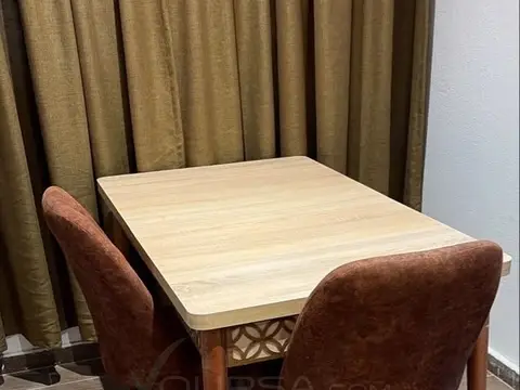 Ensemble de table avec 5 chaises