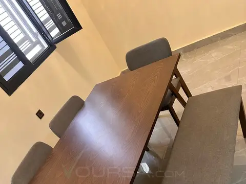 Table à manger 4 chaises et un grand banc
