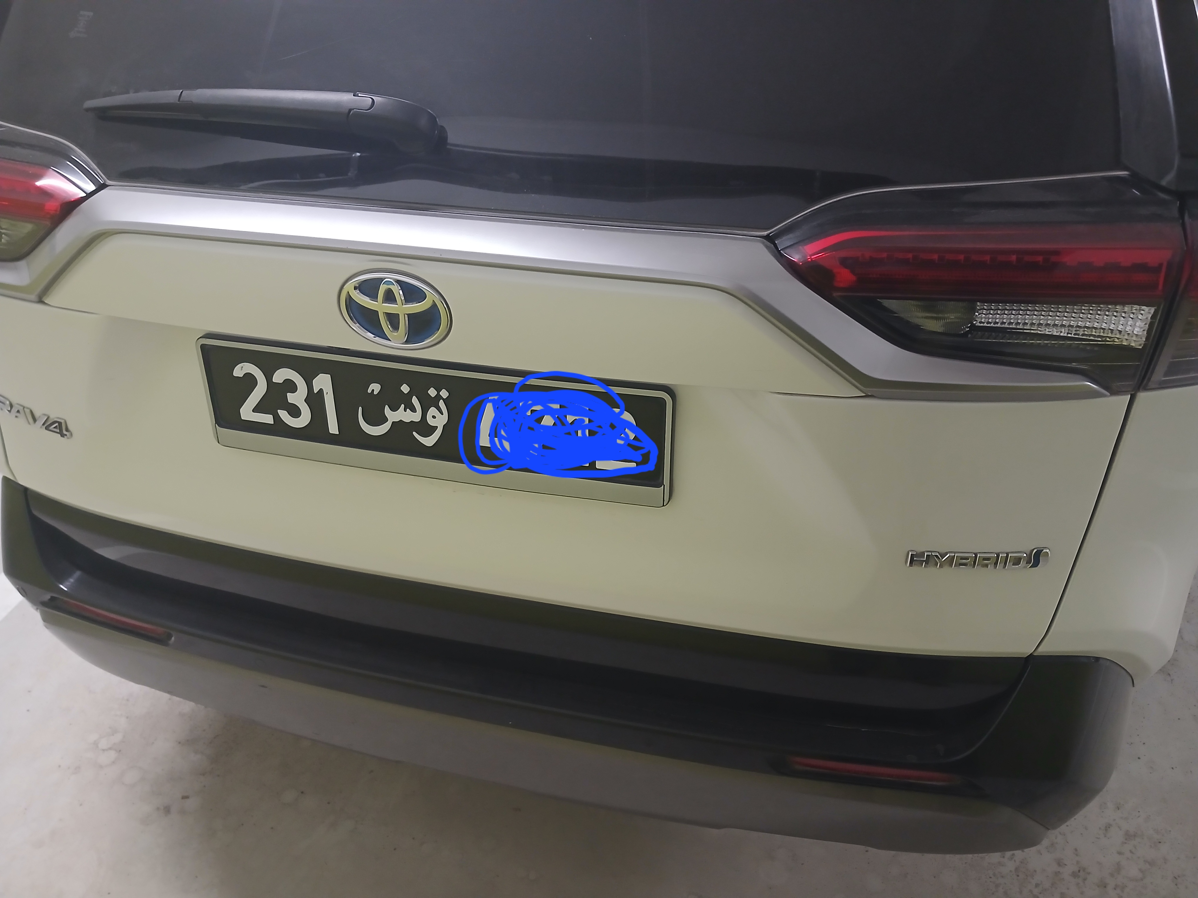 Toyota rav 4 hybride essense 2020 à Lac 2 — photo 3