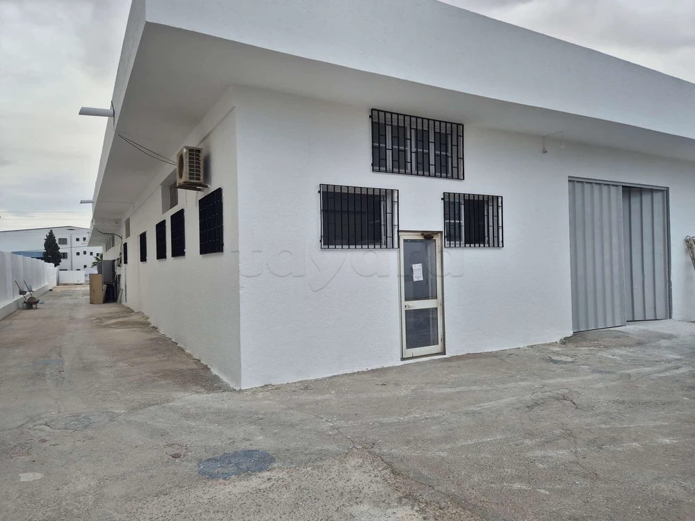 À LOUER – Dépôt Commercial/Industriel 1 100 m² | Zone Industrielle Poudrière 2 – Sfax à Sfax, Sfax — photo 1