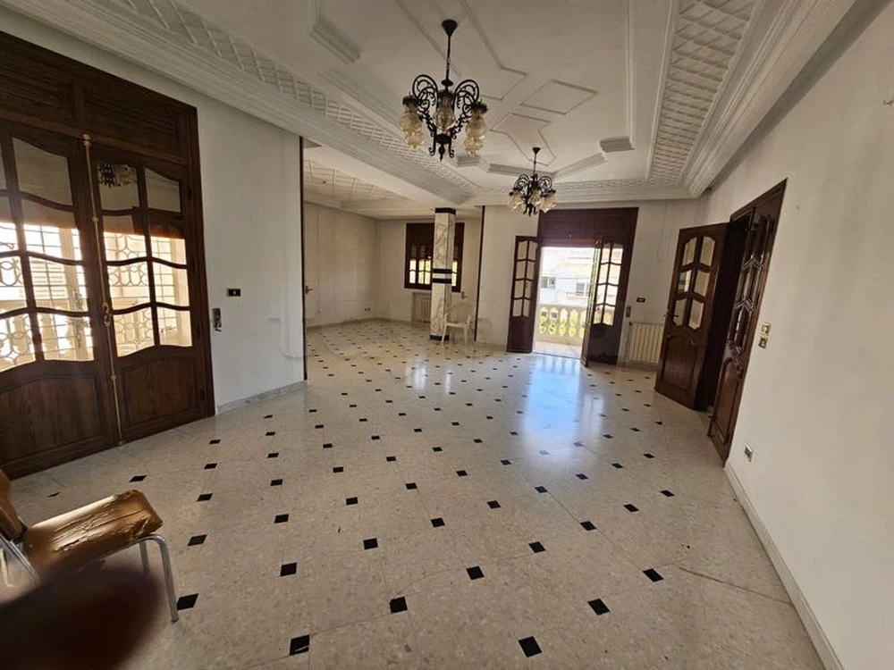 MUTUELLE VILLE : VILLA SUR DEUX NIVEAUX S+8 AVEC POTENTIEL À VENDRE à Mutuelleville, Tunis — photo 2