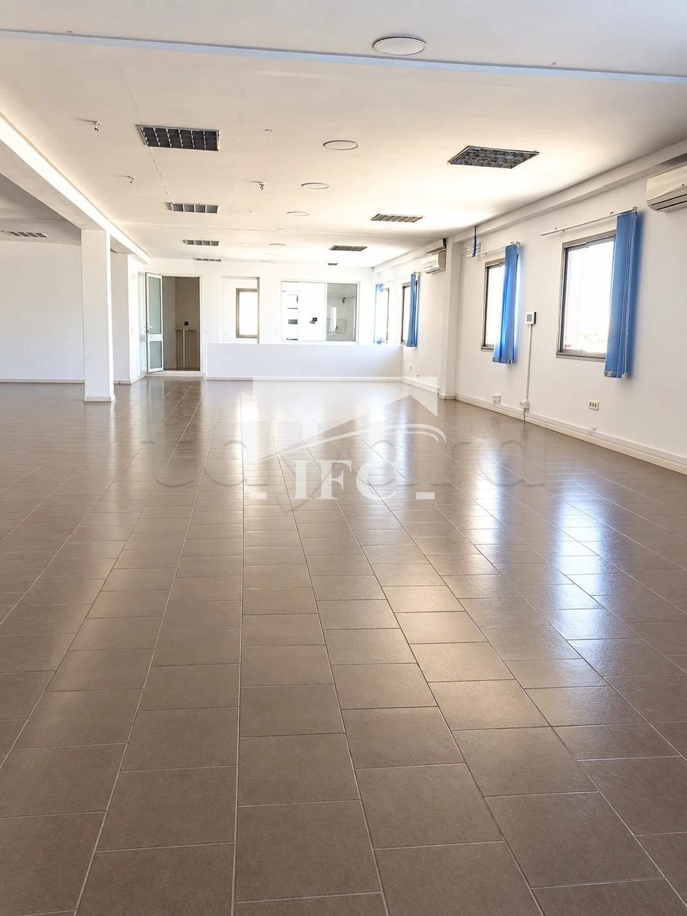 Bureau en 8 espaces-330m²-charguia 2-IFCC173 à Cité El Khadra, Tunis — photo 1