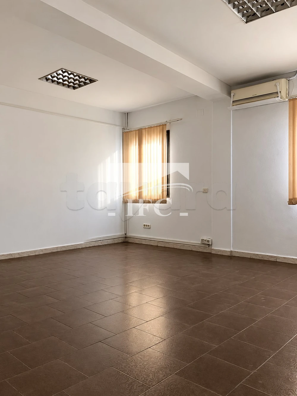 Bureau en 8 espaces-330m²-charguia 2-IFCC173 à Cité El Khadra, Tunis — photo 2