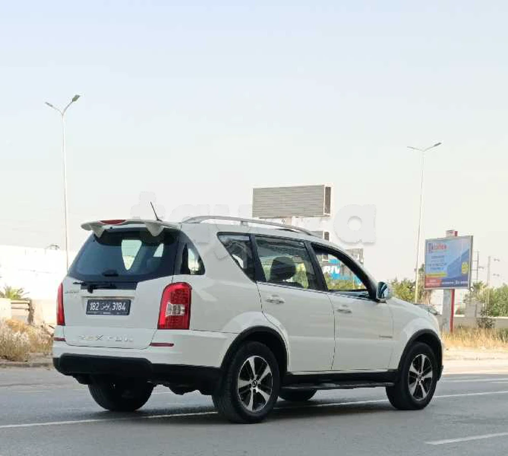 ssangyong rexton 200 exdi 4x4 limited à Riadh Andalous, Ariana — photo 4
