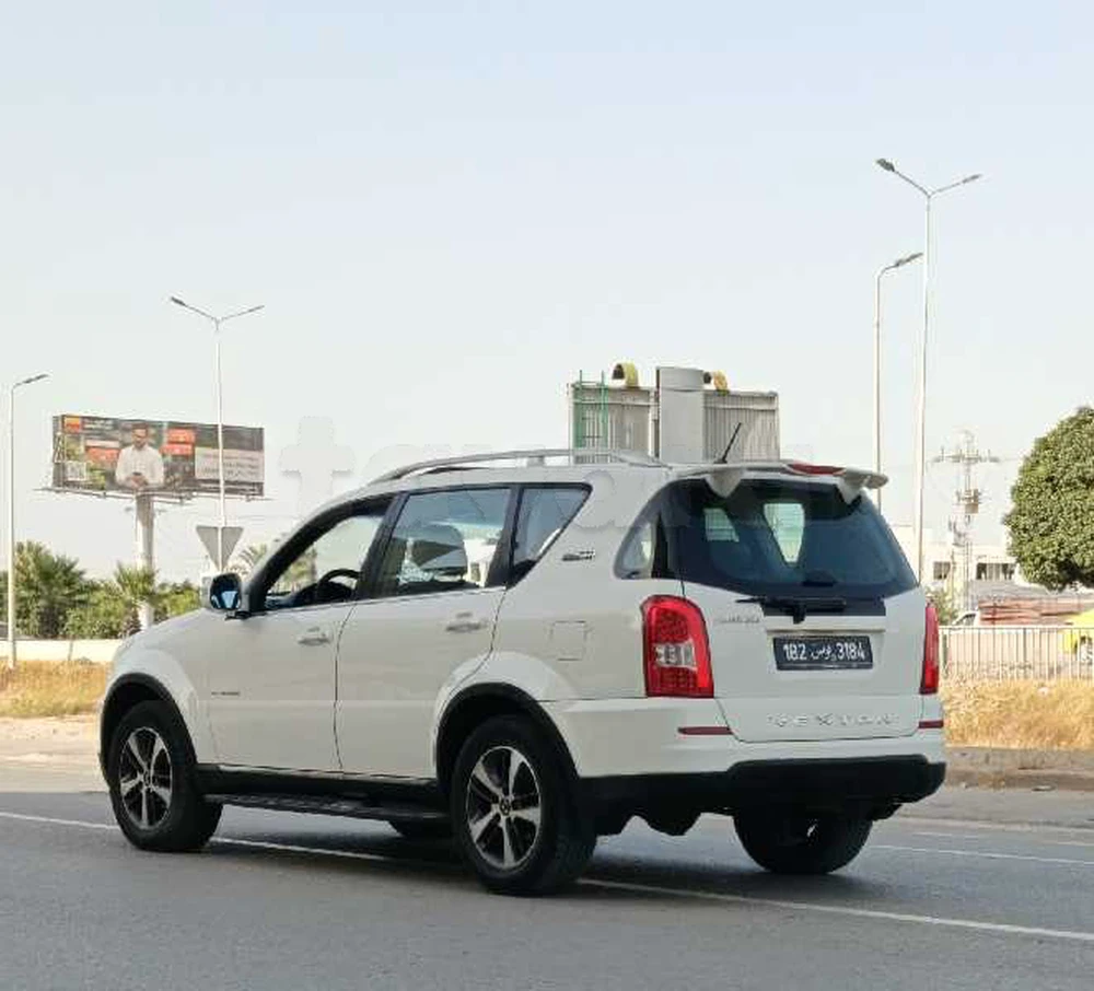 ssangyong rexton 200 exdi 4x4 limited à Riadh Andalous, Ariana — photo 5