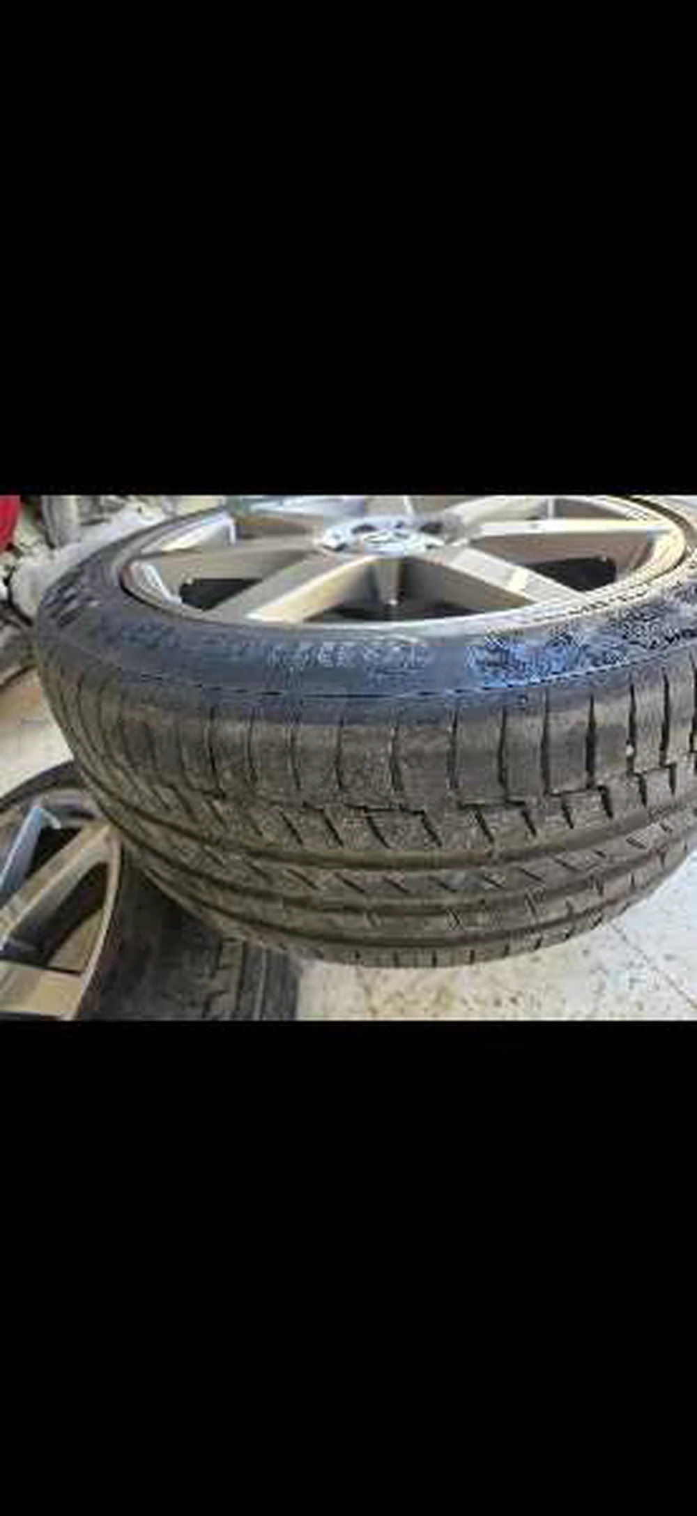 4 jantes AMG d'origine 18 pouces pour Mercedes, incluant 2 pneus Continental 235/45/18 excellent éta à Centre Urbain Nord, Tunis — photo 3