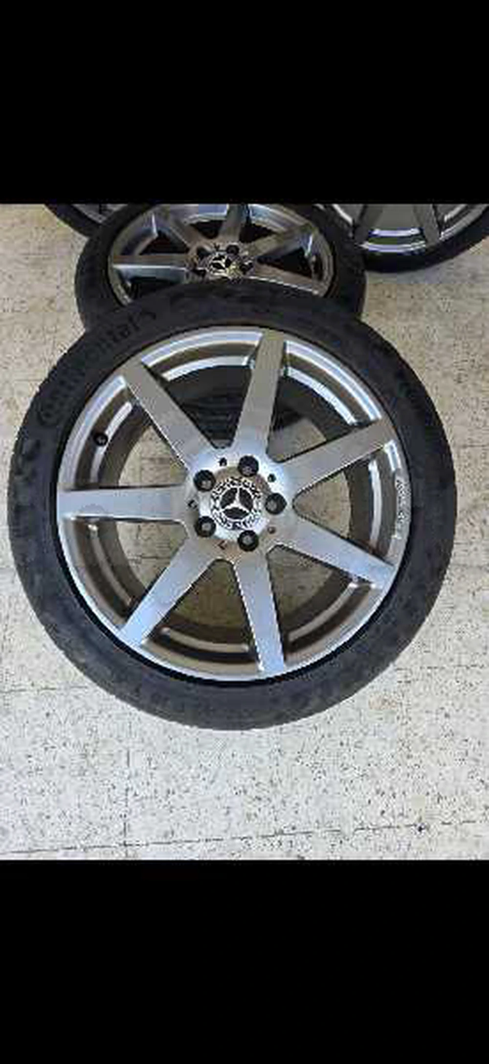 4 jantes AMG d'origine 18 pouces pour Mercedes, incluant 2 pneus Continental 235/45/18 excellent éta à Centre Urbain Nord, Tunis — photo 5