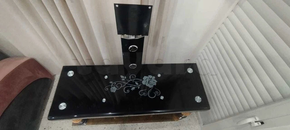 table de tèlèvision en verre noir avec 4 étage (1,30/60) 56565481 à Hraïria, Tunis — photo 1