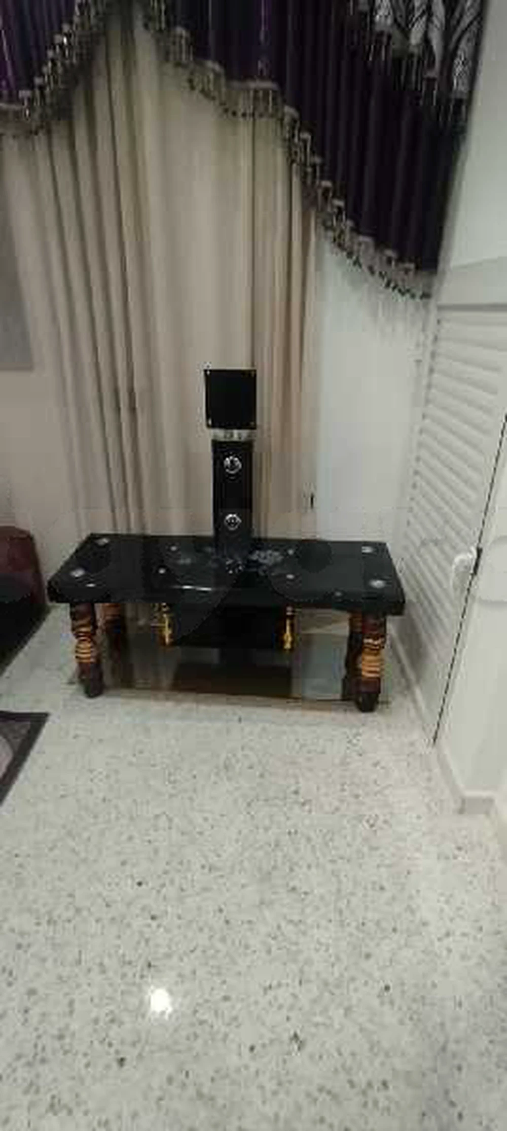 table de tèlèvision en verre noir avec 4 étage (1,30/60) 56565481 à Hraïria, Tunis — photo 2
