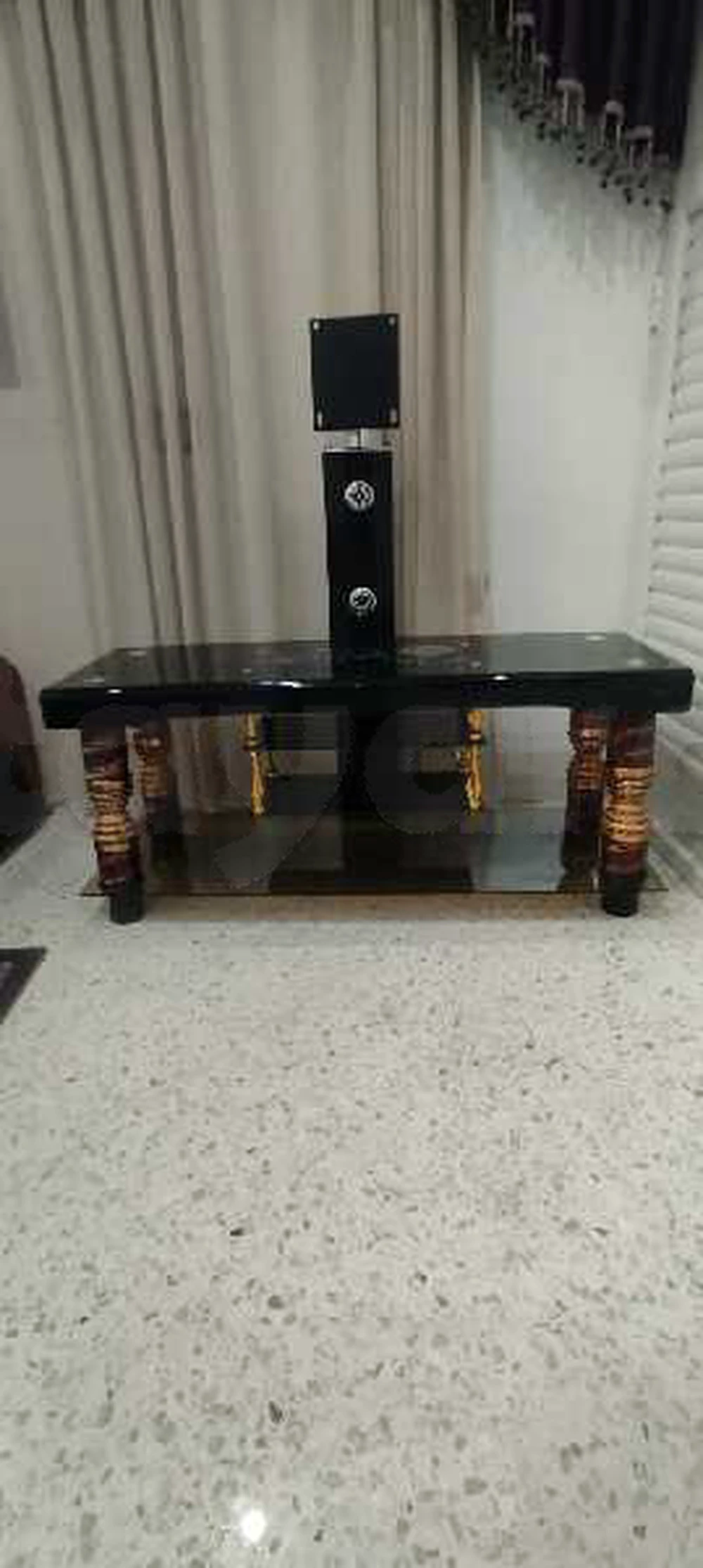 table de tèlèvision en verre noir avec 4 étage (1,30/60) 56565481 à Hraïria, Tunis — photo 3