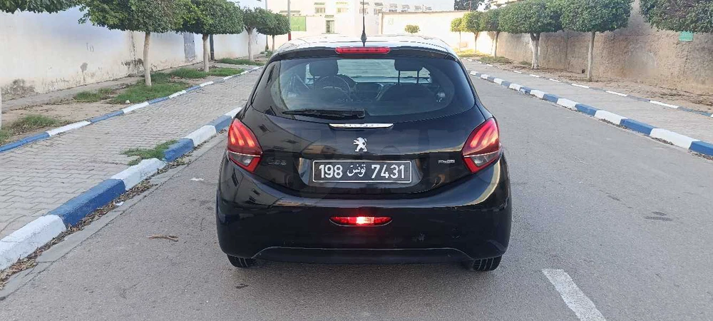 Peugeot 208 premier main à El Fahs, Zaghouan — photo 2