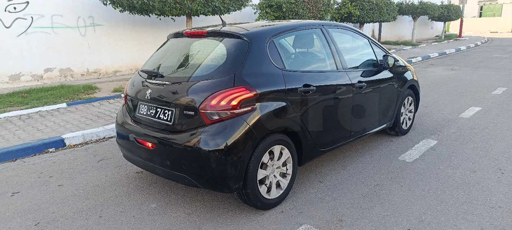 Peugeot 208 premier main à El Fahs, Zaghouan — photo 4