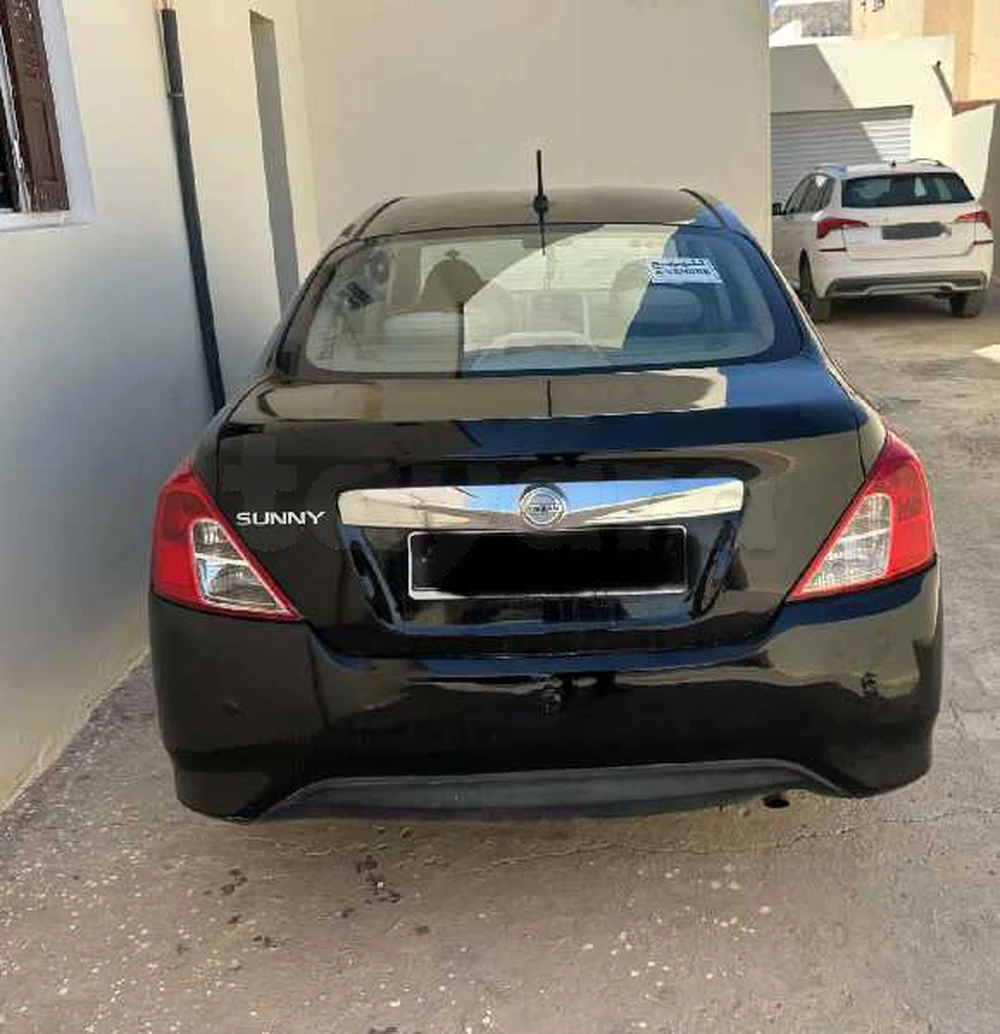 nissan sunny n17 à Médenine, Médenine — photo 2