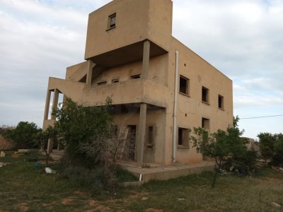 Terrain à vendre avec une villa inachevée de deux étages séparés à Route de Tunis, Sfax — photo 1