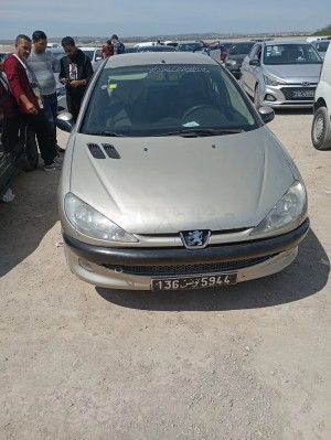 206 Peugeot sedan à La Soukra, Ariana — photo 1