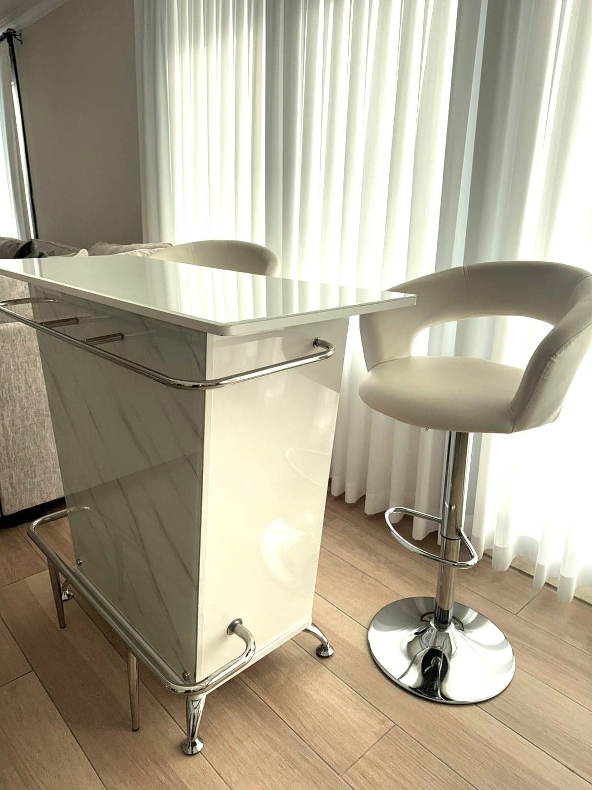 White Marble-Look Breakfast Bar with 2 Swivel Stools à 66 Abraj Quartier (The Pearl) — photo 2
