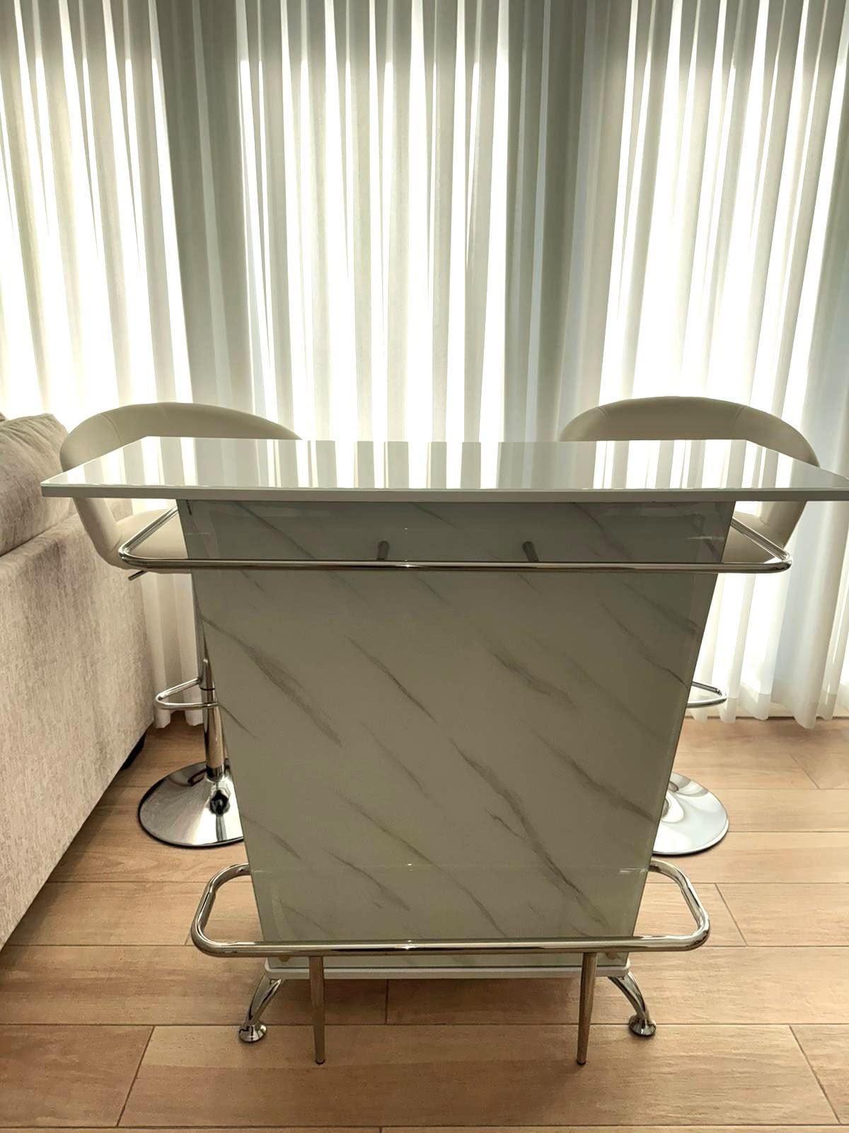 White Marble-Look Breakfast Bar with 2 Swivel Stools à 66 Abraj Quartier (The Pearl) — photo 3