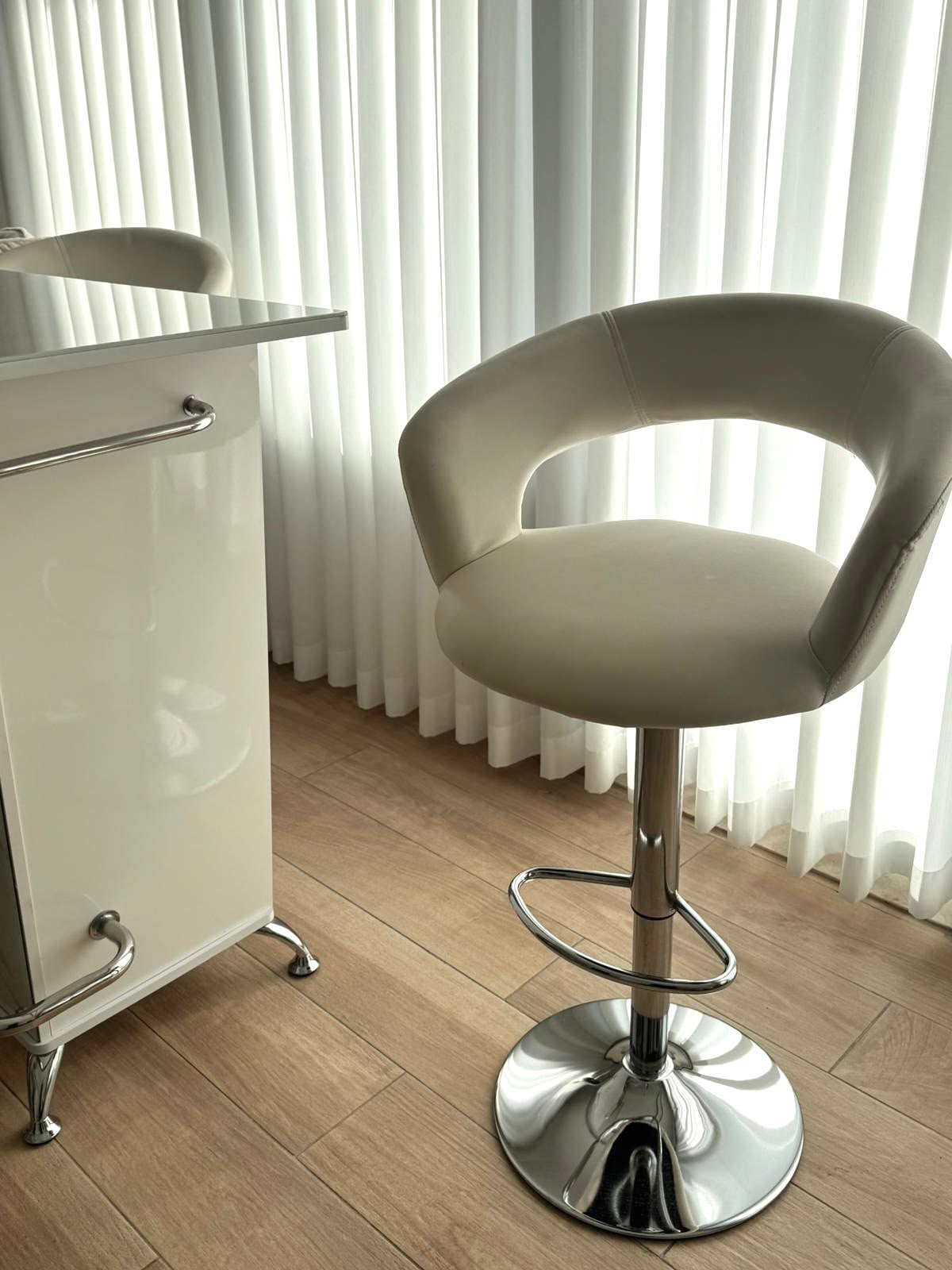 White Marble-Look Breakfast Bar with 2 Swivel Stools à 66 Abraj Quartier (The Pearl) — photo 5