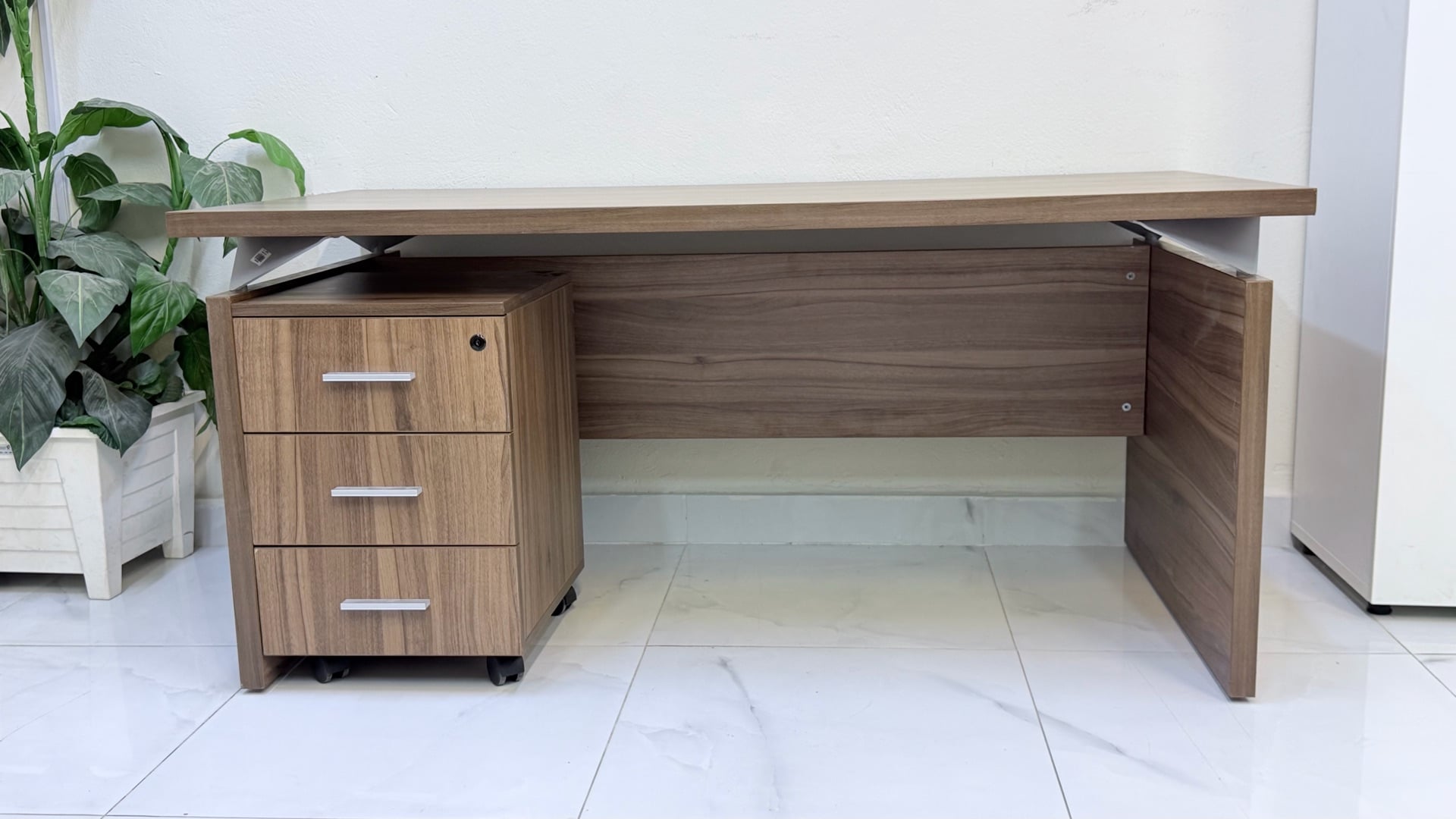 Office desks maneger excellent conditions à New Salata / Al Asiri — photo 2