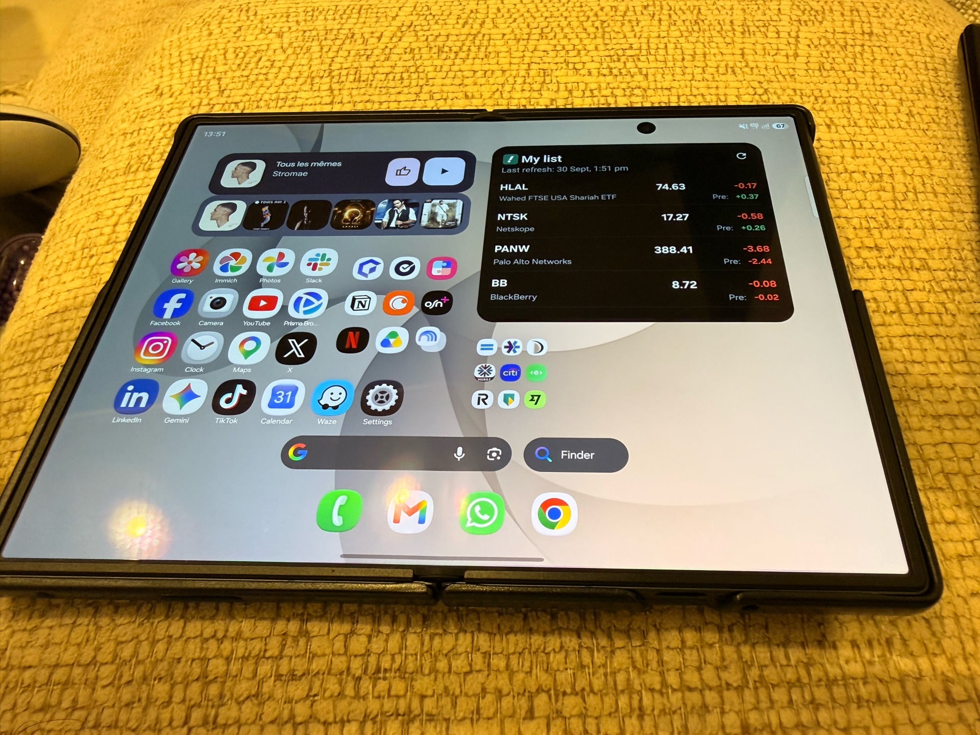 Samsung Galaxy Z Fold 8 5G 12GB 256GB - Graphite (Used less than a week) à New Salata / Al Asiri — photo 3