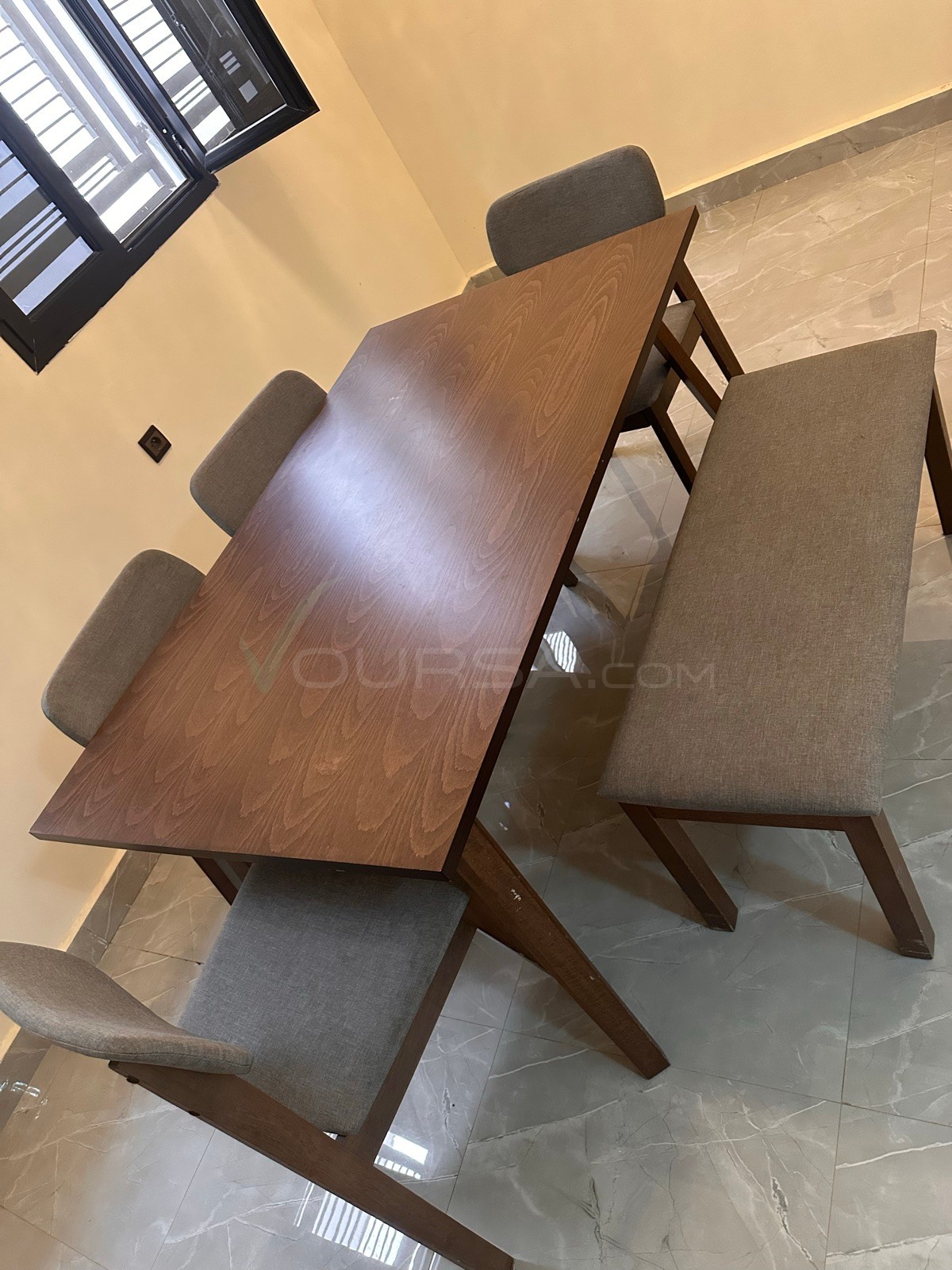Table à manger 4 chaises et un grand banc à Tevragh Zeina — photo 1